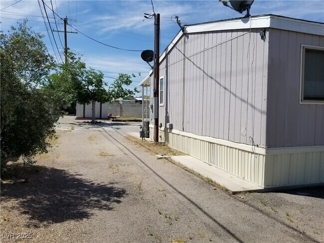 Building Photo - 252 Navajo Dr