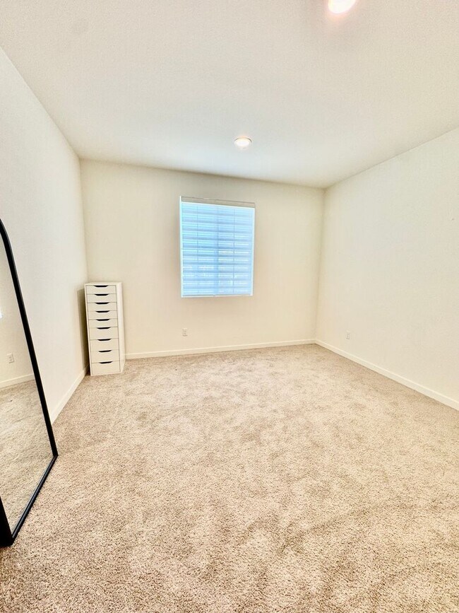 Building Photo - 5 Bedroom Home for Rent in Winchester