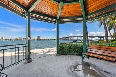 Building Photo - 2640 Lake Shore Dr