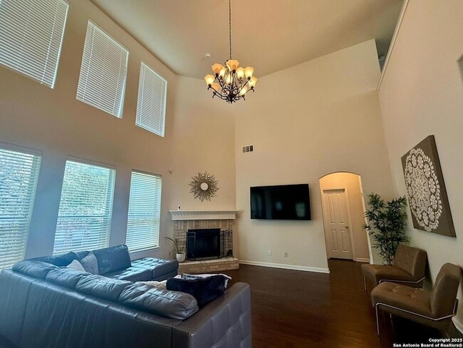 Building Photo - 510 Roble Fino