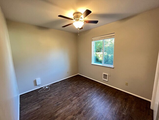 Building Photo - Lovely 2 Bed + 1 Bath Unit in Forest Grove...