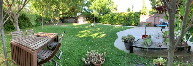Outdoor dinning - 3540 McLaughlin Ave