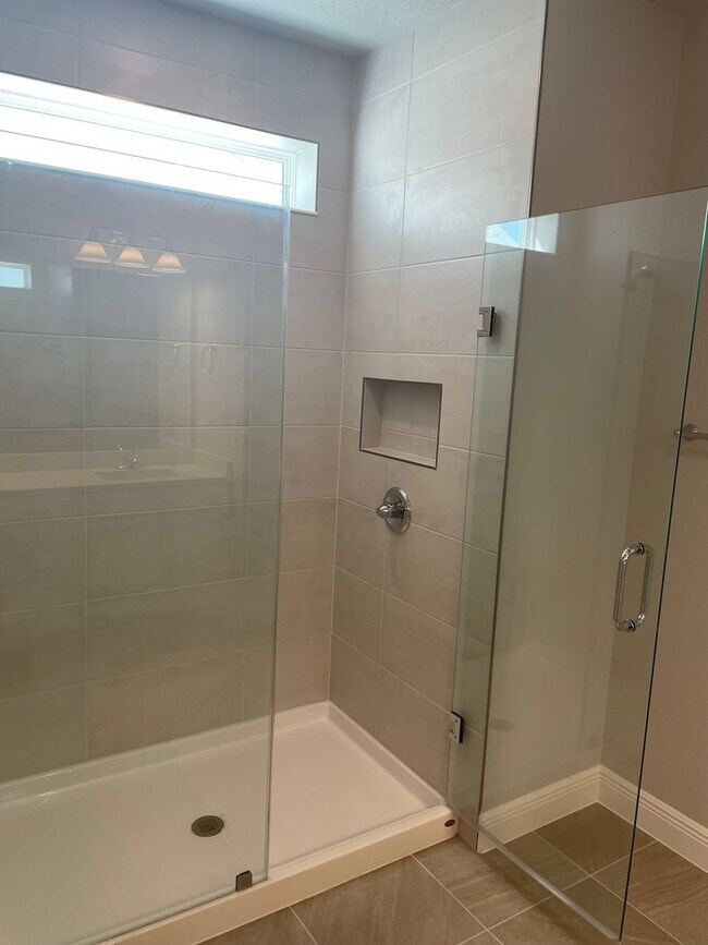 Building Photo - Annual Unfurnished 3 Bedroom, 3.5 Bathroom Townhome adjacent to Downtown Sarasota