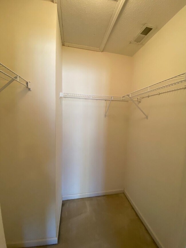 Building Photo - 165 Farm Ln
