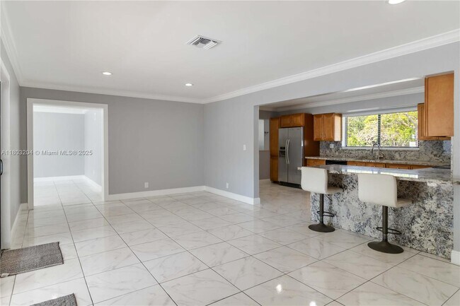 Building Photo - 913 SW 49th Ave