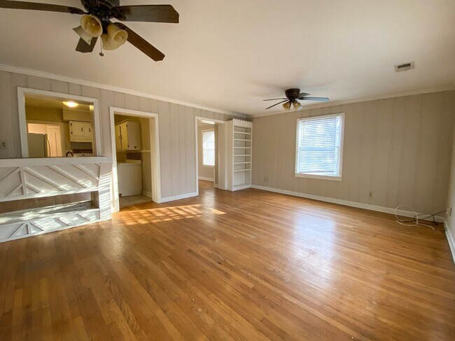 Building Photo - 3 bedroom 1 bath near the university of Me...