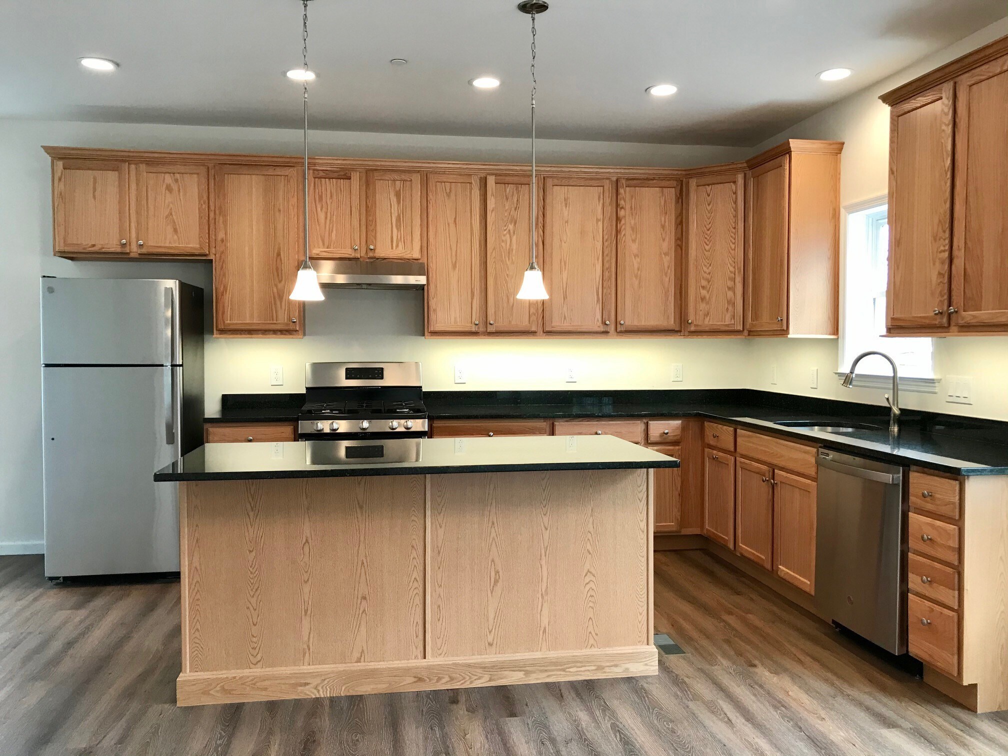 Kitchen w/ island - 1002 N Division St