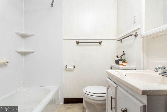 Building Photo - 355 W 12th Ave