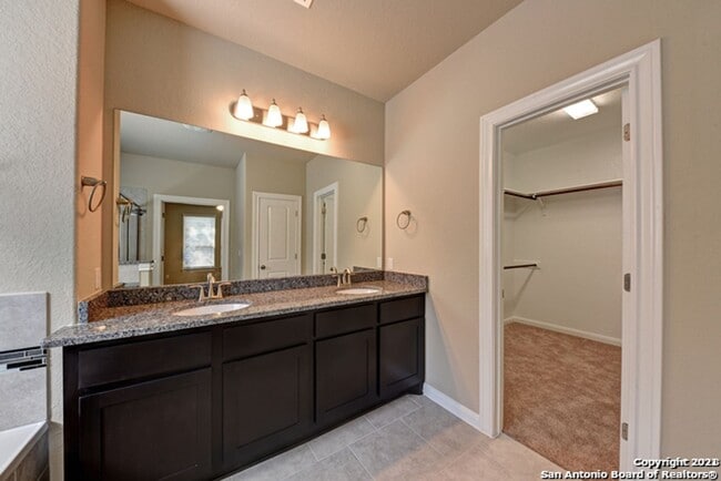 Building Photo - 3 Bed 2.5 Bath
