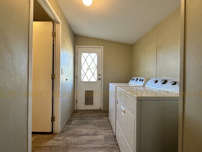 Building Photo - 1664 W Coralbrooke Dr