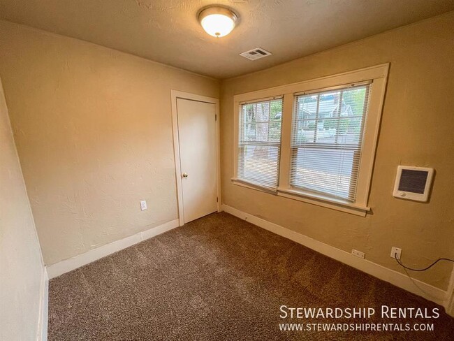 Building Photo - Spacious house in quiet neighborhood