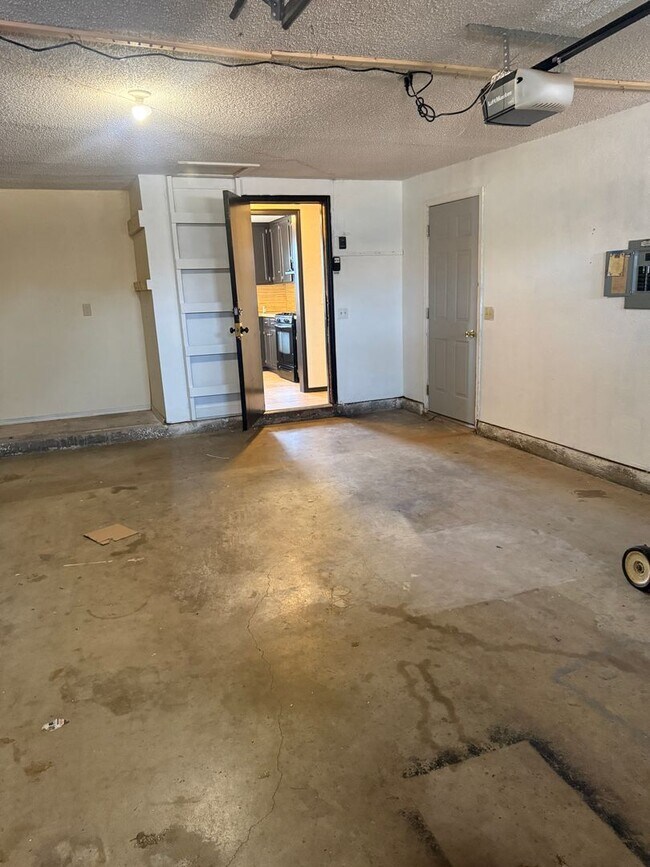 Building Photo - 1082 Castlebury Mansion