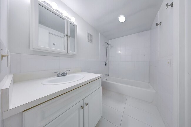 Building Photo - 798 Crandon Blvd