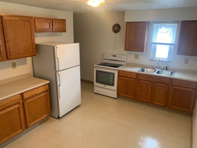 Building Photo - Spacious 2-bedroom 1-bath Townhome, Christ...