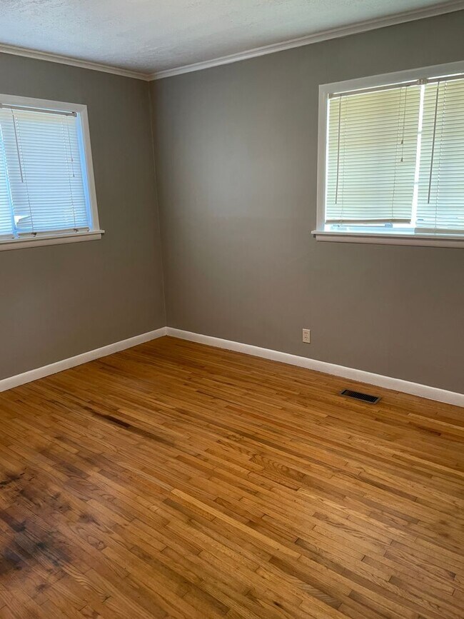 Building Photo - Beautiful 3 bedroom / 2 bath