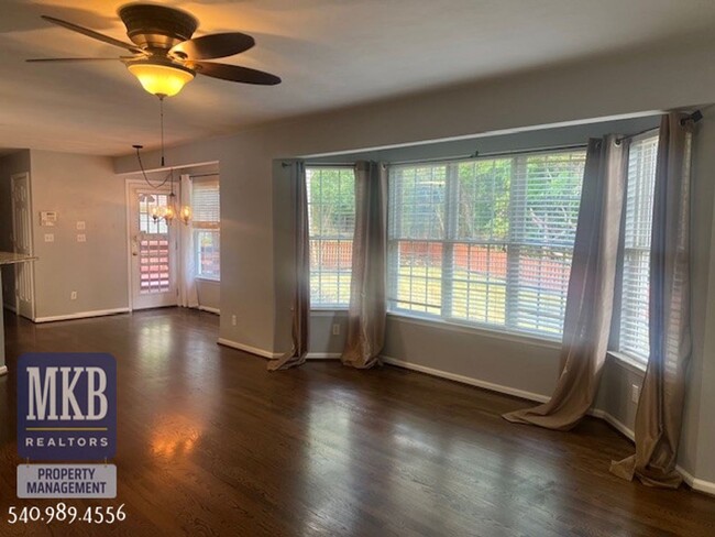 Building Photo - Luxurious 4 Bd/3.5Ba home located in The G...