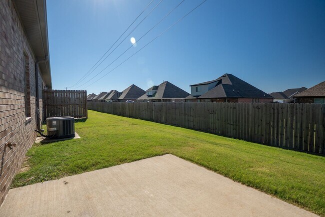 Building Photo - Spacious 3 bed 2 bath in Pea Ridge