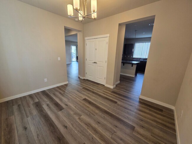 Building Photo - 2524 Jacaranda Ave