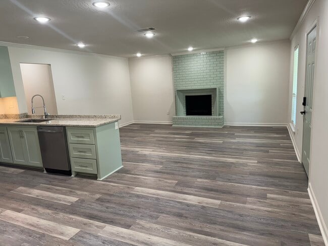 Building Photo - 104 Comanche Dr