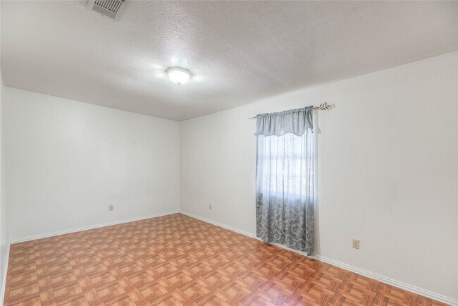 Building Photo - 25634 Chestnut Ln