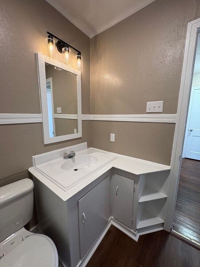 Building Photo - Amazing 2 bedroom/1 bath house with laundry room!