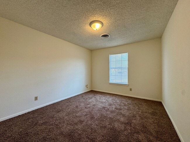 Building Photo - Townhome