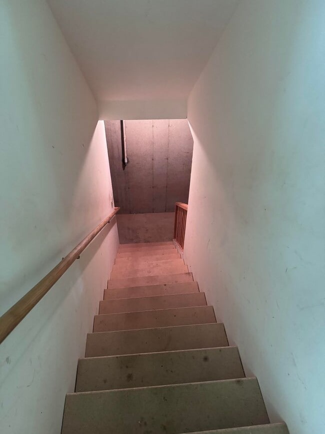 Building Photo - 5 Bd 2.5 Ba