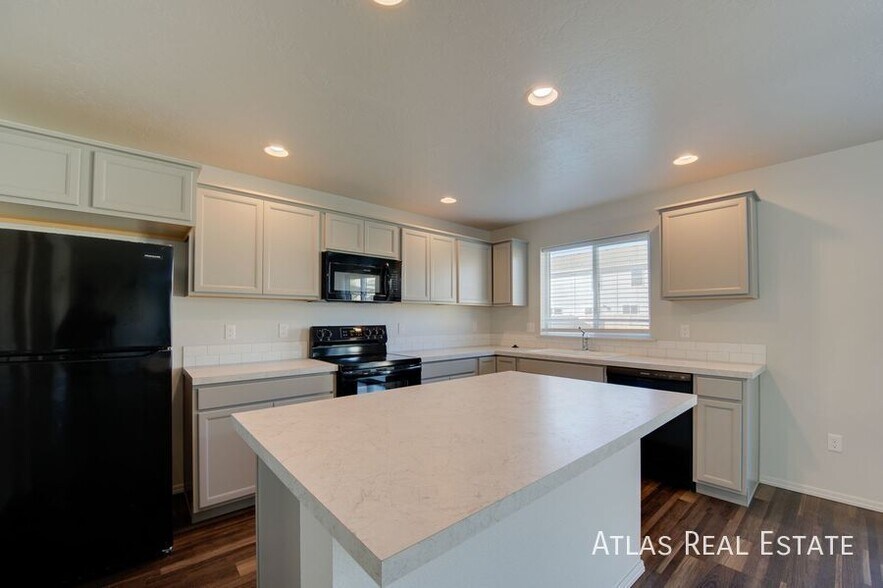 Building Photo - 19563 Calais Ave