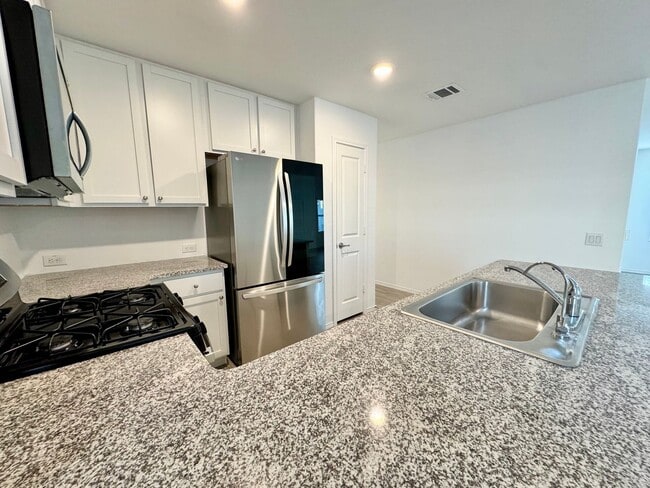 Building Photo - Charming 3/2 Home with Garage, Fenced Backyard & Community Amenities!