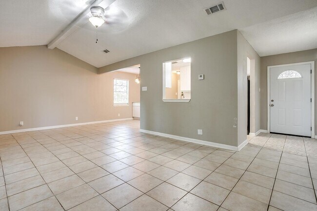 Building Photo - 3 bed 2 bath home is located in the Countr...