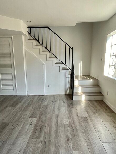 Building Photo - 7349 Balboa Blvd