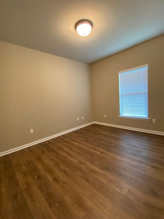Building Photo - Beautiful 3 bedroom home