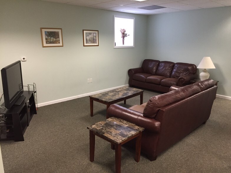 Common room - 1440 N Washington Ave