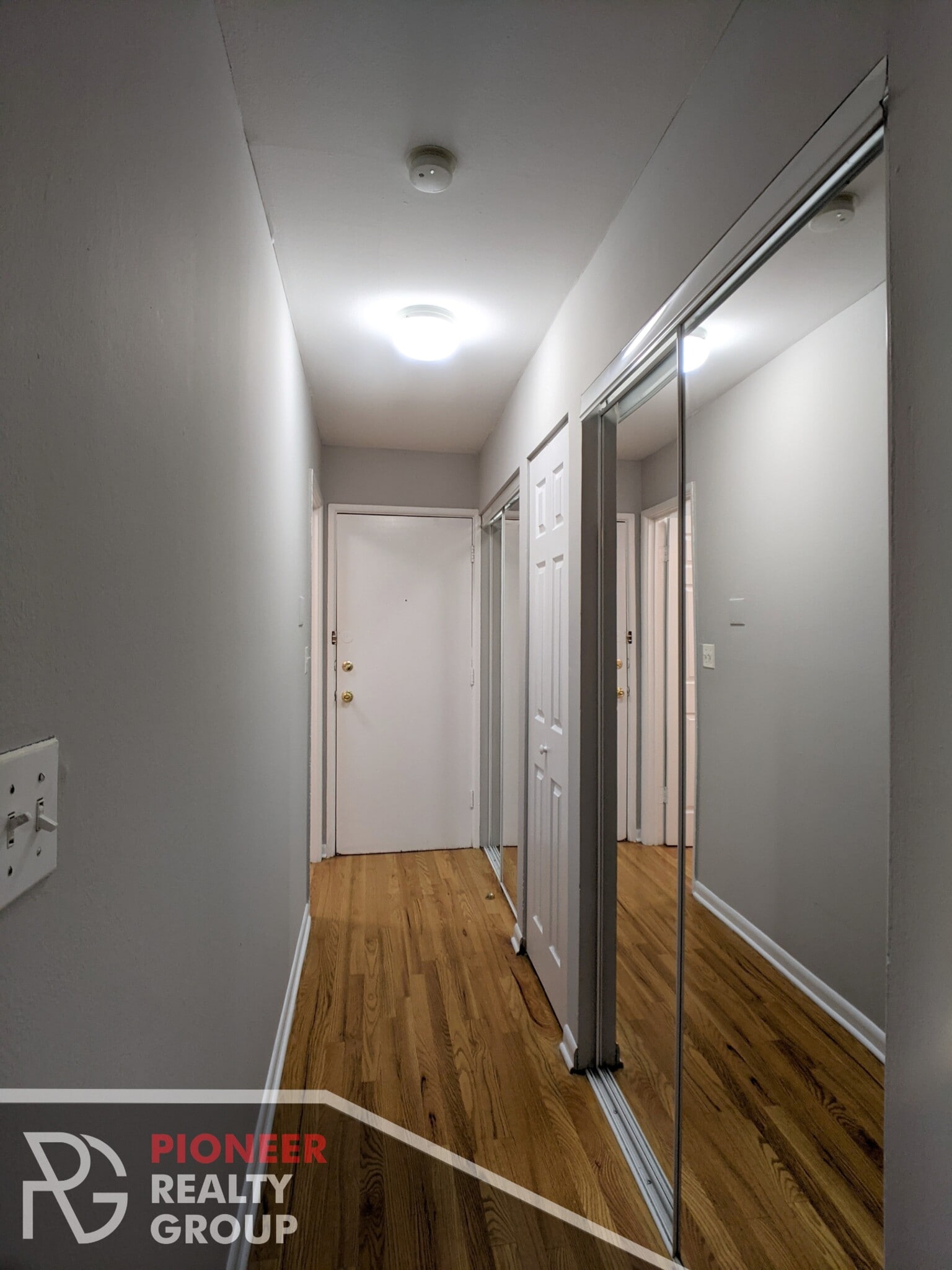 Building Photo - 524 W Oakdale Ave