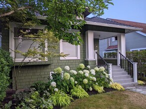 Building Photo - 3bd/1.75ba Seattle Home