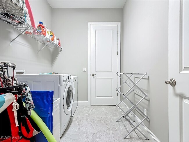 Building Photo - 4524 Tamarind Way