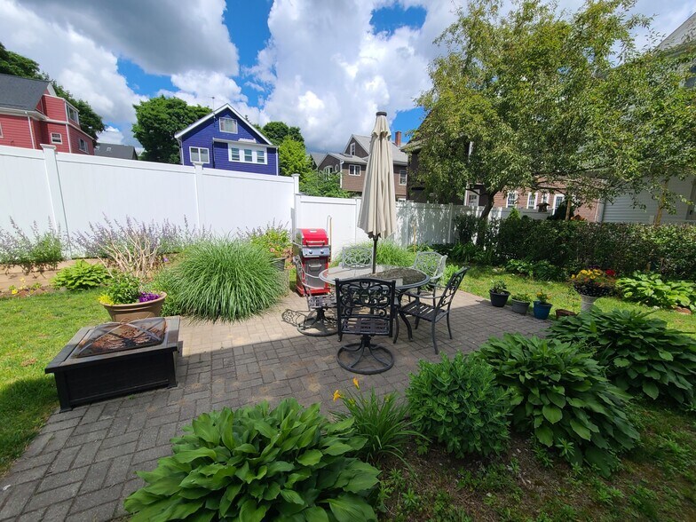 Building Photo - 8 Clark St