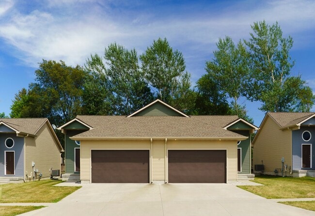 Building Photo - 3 Bedroom Townhome Available August 1st, 2026