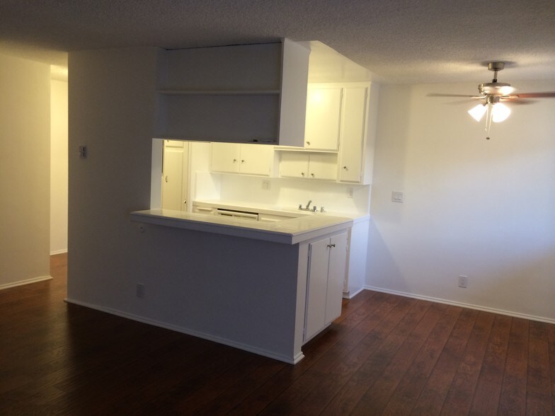 Building Photo - 13855 Burbank Blvd