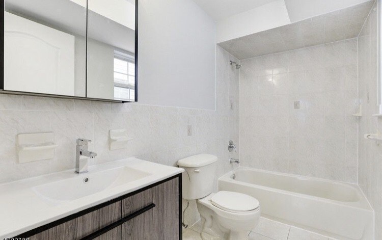 Building Photo - 276 Oraton St