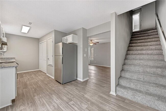 Building Photo - Updated 2 Bed 2 Bath Townhome located in East Fayetteville. Pool access included!