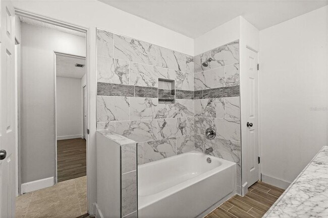 Building Photo - 710 116th Ave