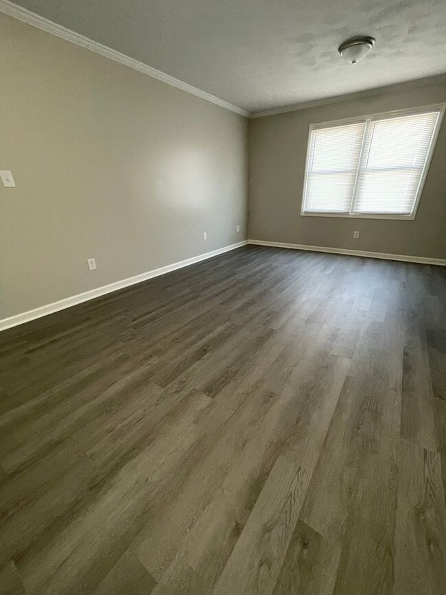 Building Photo - Oversized Newly Renovated One Bedroom Available