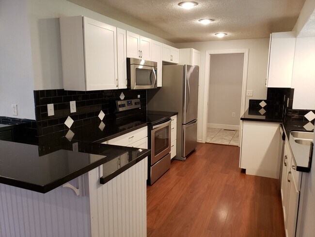 Building Photo - Granite Counter Tops w/ Open Floor Plan in...