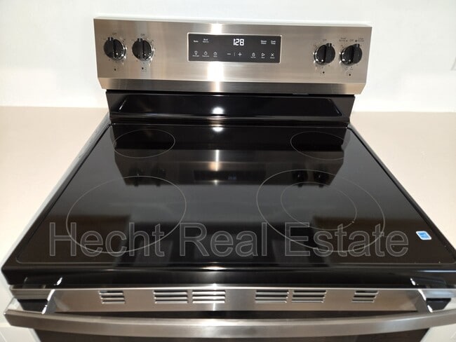 Building Photo - 968 Creek