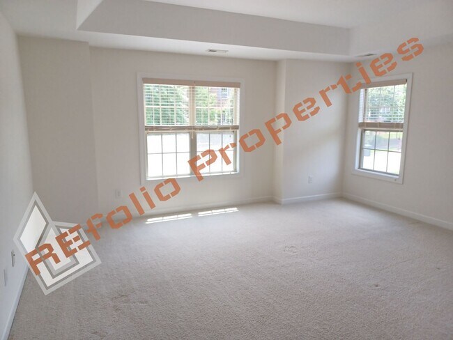 Building Photo - Lovely 5 Bedroom 4 Bathroom Single Family ...