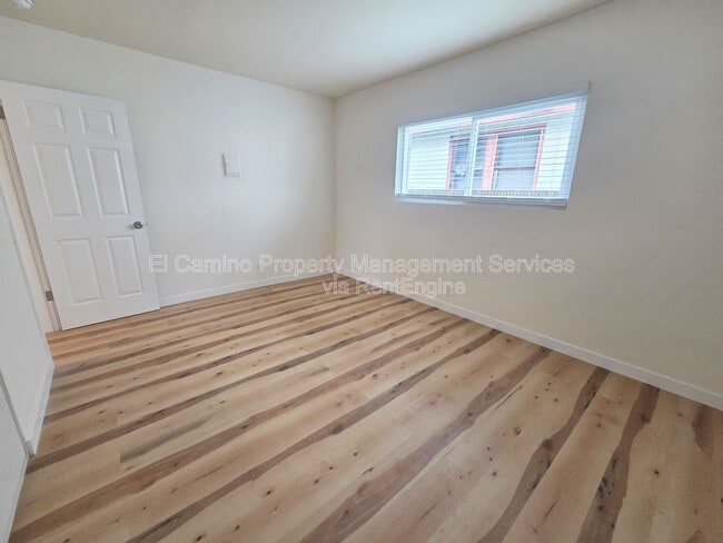 Building Photo - 3164 Pine Ave