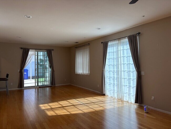 Building Photo - Beautiful Home