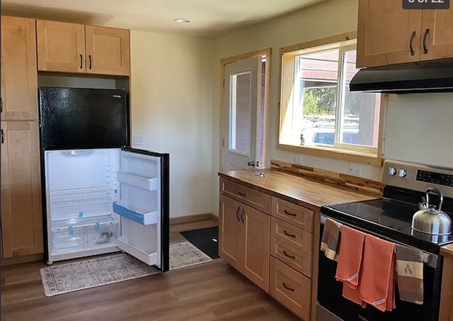 Building Photo - Stunning 2 bed/1 bath Ground Floor with ut...