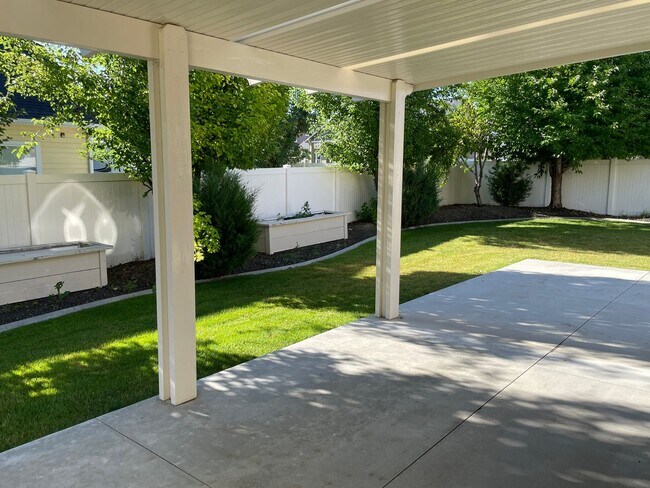 Building Photo - Beautiful 3-bedroom home on a large corner lot!